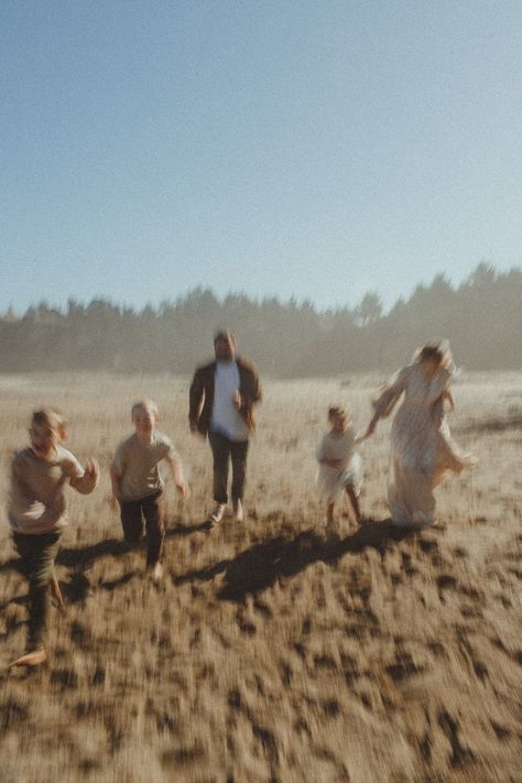 Retro Family Photos, Boho Family Photos, Family Beach Session, Lincoln City Oregon, Coast Photography, Family Portrait Poses, Cannon Beach Oregon, Family Films, 100 Euro