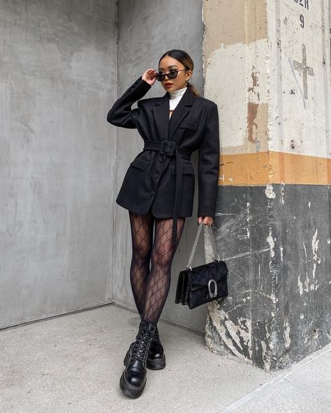 Black Outfit Winter, Total Black Outfit, Outfit Bar, Sneaker Outfits Women, Style Moodboard, Bar Outfit, Effortlessly Chic Outfits, Eyes On The Prize, Total Black