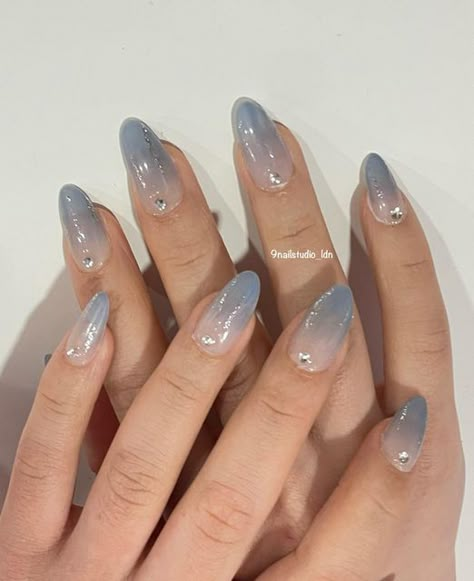 Vintage Blue Nails, Easy Gel Designs, Nail Graduation Ideas, Nail Gel Design Ideas, Koop Nails, Grey Blue Nails Designs, London Nails Designs, Graduation Nails Acrylic Blue, Iu Nails