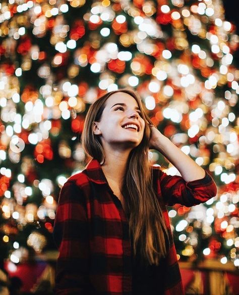 Outdoor Christmas Lights Photoshoot, Christmas Photoshoot Outdoor, Fireplace Photoshoot, Christmas Lights Photoshoot, Christmas Light Photography, Best Portrait Photographers, Christmas Poses, Christmas Portrait, Holiday Photoshoot