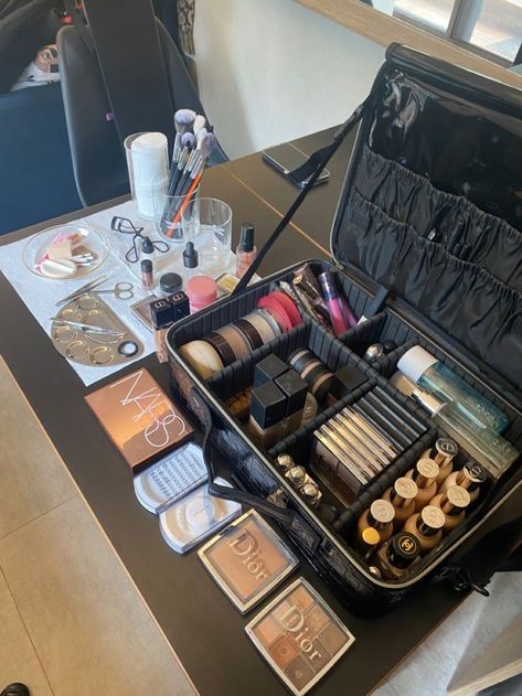 Makeup Artist Essentials, Makeup Artist Set Up, Makeup Artist Room, Master Cosmetologist, Makeup Artist Aesthetic, Makeup Kit Organization, Mua Business, Makeup Artist Career, Makeup Job