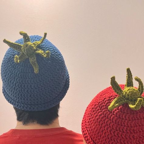 raven🍀 | fiber artist ☆ on Instagram: "crochet fruit hat pattern[free] & tutorial🍅🫐

free pattern is available on my online shop & kofi
free tutorial is also on my youtube❤️🍀

i hope you all like fruits!!! please tag me @ravenister13 on any platform if you make this~

#crochet #crochetpattern #freecrochetpattern #pattern #tomato #fruit" Crochet Bonnet Free Pattern, Crochet Strawberry Hat, Strawberry Beanie, Fruit Hat, Tomato Fruit, Hat Patterns Free, Crochet Strawberry, Crochet Fruit, Fiber Artist