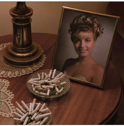 Sarah Palmer, Twin Peaks 1990, Twin Peaks Fire, Missing Girl, Black Lodge, Laura Palmer, Between Two Worlds, Twin Peaks, Film Stills