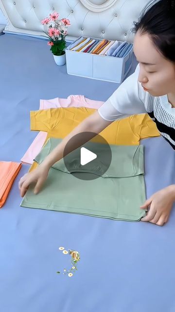 Folding Shirts Hack, Fold Tshirts Save Space, Folding Long Sleeve Shirts To Save Space, Pliage Tee Shirt, How To Fold Dresses, How To Fold Crop Tops, Tshirt Folding Hack, Fold Clothes For Travel, How To Fold Tshirts