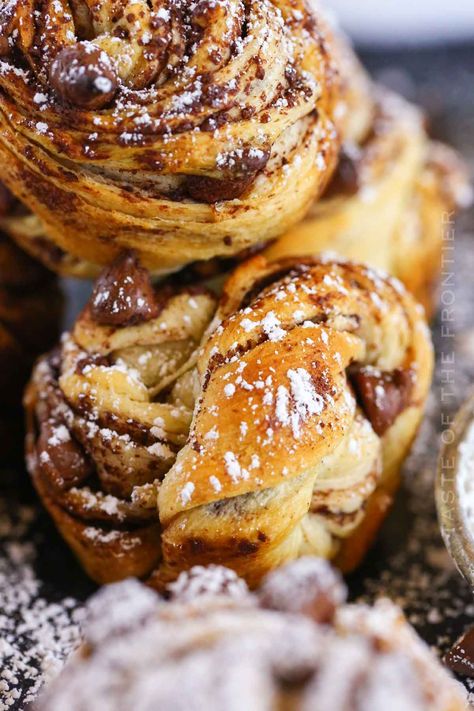 Chocolate Chip Cruffins are a quick and easy sweet treat. Made with just a handful of ingredients and they are sure to wow your crowd. Chocolate Chip Pastry, Cruffins Recipe Easy, Cruffin Recipe, Cream Cheese Puff Pastry, Quick And Easy Sweet Treats, Viral Recipes, Crescent Recipes, Breakfast Goodies, Sweet Rolls