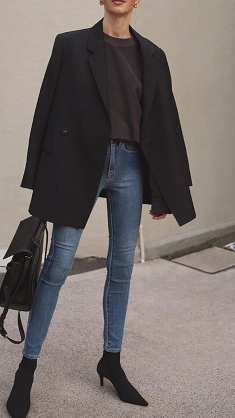 Anine Bing Blazer Outfit, Oversized Black Blazer Outfit Work, Black Blazer Outfit Work, Oversize Blazer Outfit, Oversized Blazer Outfit, Black Blazer Outfit, Capsule Wardrobe Casual, Blazer Outfits Casual, Chic Fashionista