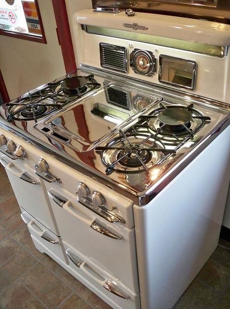 Vintage Kitchen Appliances, Cocina Shabby Chic, Old Stove, Retro Appliances, Antique Stove, Vintage Stoves, Vintage Appliances, Kitchen Stove, Antique Kitchen