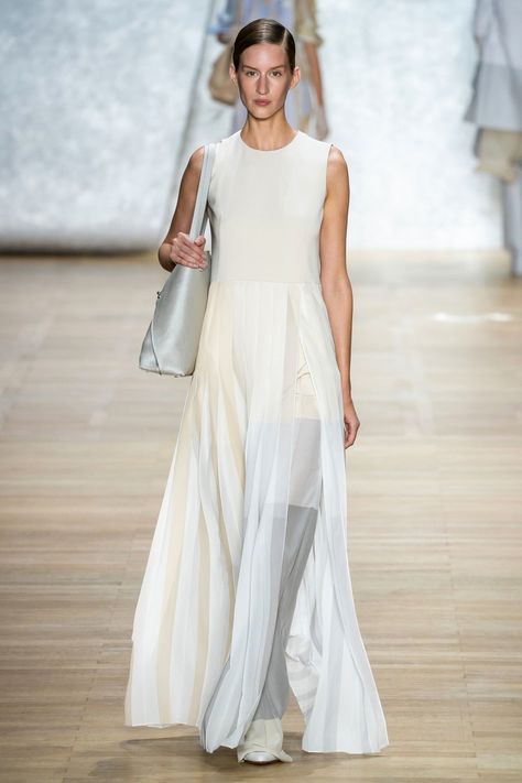 Akris Frühjahr/Sommer 2020 Ready-to-Wear - Kollektion | Vogue Germany 2020 Fashion Trends, Margaret Howell, Nice Style, Christopher Kane, Silk Midi Dress, Neutral Fashion, Fashion Show Collection, Fashion Mode, Vogue Paris