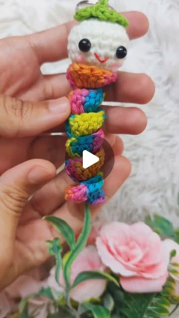 Chaveiro Doce • Clarisse Silva on Instagram: "Comente “Receita” para receber a aula 🌷🩷

Aprenda a fazer um fingir tou de crochê! Um brinquedo anti stress rápido e perfeito para iniciantes. Confeccione está lagarta de crochê e tenha sempre em mãos uma peça para agradar seus clientes e familiares.

O que você achou deste chaveiro de crochê? 

Deixe sua tríade sagrada:

Curte ✅

Comente ✅

Compartilha ✅

#chaveirodoce #chaveirodecroche #crocheteveryday #crocheteiras #crocheteirasdobrasil #crochetdesigner #crocheteira #crochetinspiration #crochetinspiration #crochetart #crocheting #crochê" Crochet, On Instagram, Instagram