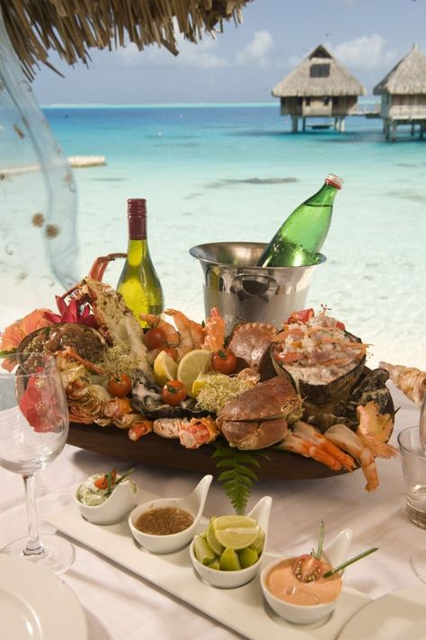 DINNER ON THE BEACH Seafood Dinner Aesthetic, Tropical Homestead, Beach Dinner Party, Seafood Aesthetic, Beach Dinner Parties, Acajutla, Food Beach, Carribean Food, Lobster Dishes