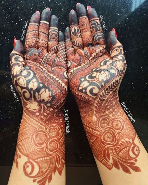 Image may contain: one or more people Dark Mehndi, Arabic Bridal Mehndi Designs, Khafif Mehndi Design, Indian Mehndi Designs, Bridal Lengha, Bridal Mehendi Designs Hands, Rose Mehndi Designs, Bridal Henna Designs, Mehndi Design Pictures