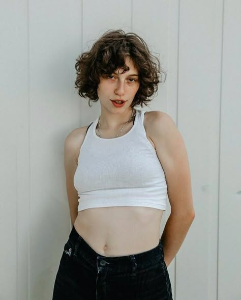 Short 2c Haircut, Curly Hair 2c, Haircut Reference, Queer Hair, King Princess, Short Curly Haircuts, Queer Fashion, Curly Girl Hairstyles, New Haircuts