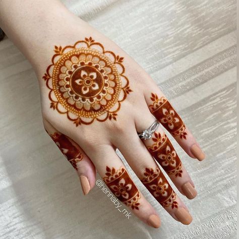 Mehndi Designs Finger, Henna Hand Designs, Tato Henna, Finger Henna Designs, Henna Tattoo Hand, Finger Henna, Latest Henna Designs, Rose Mehndi Designs, Mehndi Designs For Kids