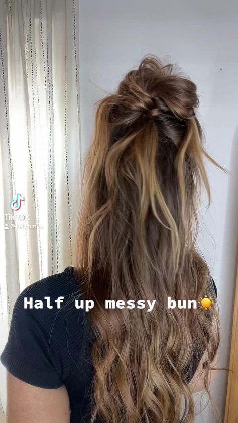 Half Up Messy Bun, Up Messy Bun, Messy Bun Tutorial, Hair Upstyles, Bun Tutorial, Effortless Hairstyles, Work Hairstyles, Hair Stylies, Bun Hairstyles For Long Hair