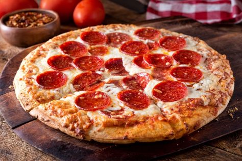 La pizza pepperoni es uno de esos platos que han creado mucha controversia, especialmente en Italia. Vayamos por partes. Aunque la palabra pepperoni suena a italiano por los cuatro costados, lo cierto es que no existe en la lengua de Dante. Sí existe el término peperoni, que hace referencia a los pimientos. Pepperoni, con dos... Leer Más Puedes ver el post Pizza Pepperoni | ITALIANA Receta Casera en la web de BABYCOCINA. Baked Pepperoni, No Yeast Pizza Dough, Pizza Pepperoni, Slow Roast Lamb, Roti Recipe, Brick Oven, Pizza Recipes Dough, Pizza Stone, Pizza Sauce