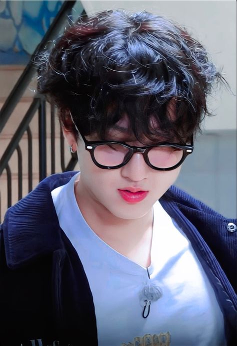 #changbin #seochangbin #창빈 #서창빈 Cute Changbin Pics, Changbin Cute, Changbin Aegyo, Changbin With Dwaekki, Changbin Pouting, Changbin Being Cute, Chang Bin, Kids Curly Hairstyles, Black Curly