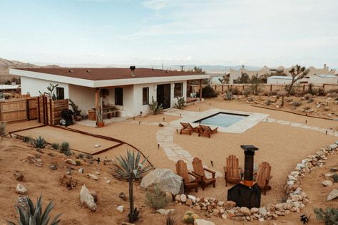 Joshua Tree California Desert Wild Airbnb Desert Ranch House Exterior, Dessert House Exterior, Desert Style Home, West Usa Road Trip, Desert Homesteading, Desert Modern House, Machine Elves, Desert Homestead, Joshua Tree Airbnb