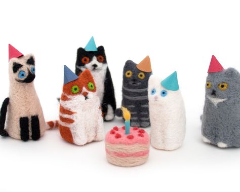 Funny Little Cats on Behance Felt Hair Accessories, Felted Cat, Needle Felted Cat, Needle Felting Diy, Needle Felted Christmas, Needle Felting Projects, Felting Tutorials, Felt Cat, Cat Crafts