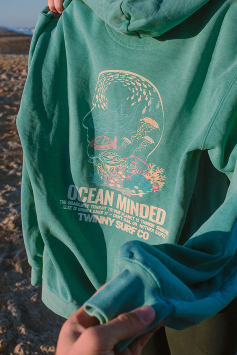 Detail of a Twinny Surf Co 'Ocean Minded' hoodie in teal, worn by an individual with the ocean-themed graphic visible on the back, emphasizing a deep connection to the surf and sea Back Of Hoodie Design, Ocean Aesthetic Clothes, Surf Aesthetic Outfit, Surfer Sweatshirt, Surfer Clothes, Ocean Clothing, Surf Hoodies, Adidas Gazelle Outfit, Surf Sweatshirt