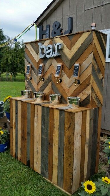 Wedding Beer Bar, Beer Tap Wall, Diy Beer Tap, Beer Bar Wedding, Beer Trailer, Catering Inspiration, Bar Under Stairs, Beer Cart, Bar Rental