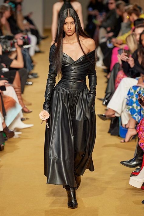 Leather Couture, Fall 2023 Ready To Wear, 2023 Ready To Wear, Leder Outfits, Lorenzo Serafini, Elegantes Outfit, Pretty Dress, Glam Dresses, Looks Chic