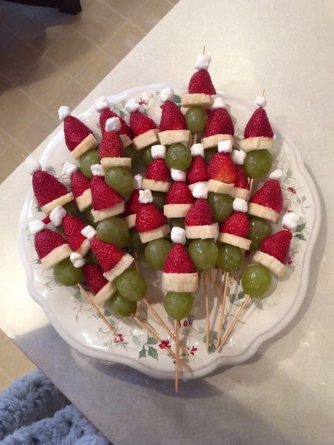 Festive Grinch Fruit Skewers: A healthy Christmas treat! Easy to make with fresh fruit for a fun, nutritious holiday snack. Perfect for kids & parties! #GrinchRecipe #HolidaySnacks #HealthyChristmas #FruitSkewers #FestiveTreats Grinch Fruit, Chicken Hand Pies, Grape Snacks, Twotti Fruity, Healthy Holiday Treats, Christmas Strawberry, Holiday Fruit, Recipes Skillet, Orange Cake Recipe