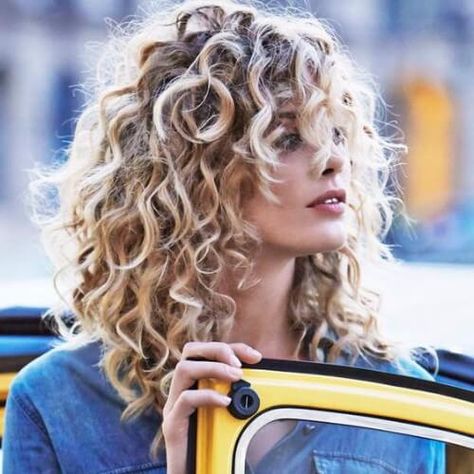 60 Dirty Blonde Hair Ideas for Your Inspiration - My New Hairstyles Curly Hairstyle For Women, 2c Curly Hair, Care For Curly Hair, Trendy We Fryzurach, Hairstyle For Women, Curly Hair Hairstyles, Dry Curly Hair, Curly Hair Photos, Blonde Curly Hair