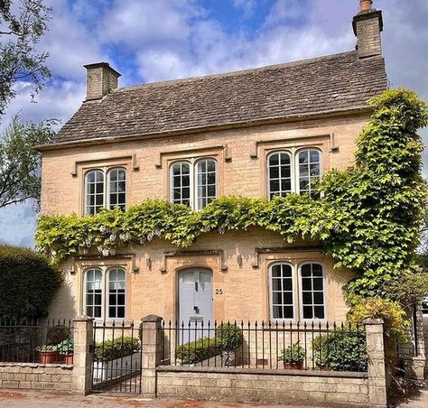 Cotswold Interior Design, Dream House Uk, Small English House, Cotswolds Architecture, British Home Exterior, Cotswold Houses, British House Design, English Country House Exterior, English House Exterior