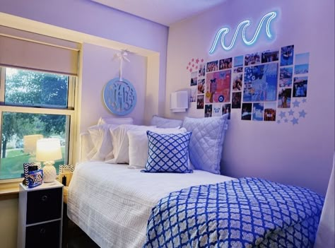 Preppy Room With Purple Walls, Beachy Purple Room, Blue Preppy Dorm Room, Beachy College Dorm, Blue Themed Dorm Room, Preppy Room Blue, Purple Dorm Room Ideas, Blue Preppy Room, Small Dorm Room Ideas