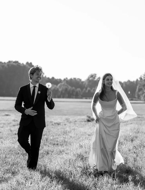 Barbara Palvin And Dylan Sprouse, Wedding Moments Photography, Vogue Wedding, Dylan Sprouse, Countryside Wedding, Dream Wedding Ideas Dresses, American Wedding, Civil Ceremony, Wedding Mood Board