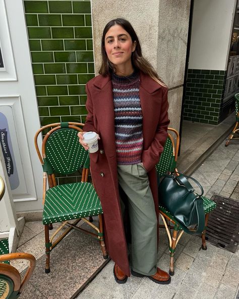 Vicky Montanari (@vicmontanari) • Instagram photos and videos Double Breasted Blazer Outfit Women, Burgundy Outfit, Y2k Summer Outfits, Tank Outfit, Winter Vintage, Long Coats, Coats Women, Long Coat Women, Women Jackets