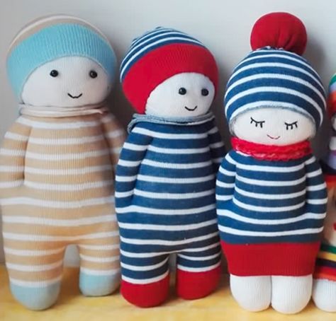 Looking for some ideas for DIY sock toys to make use of your old socks? Well, you're in luck because we've got quite a roundup for you today! Sock Dolls Diy, Diy Doll Easy, Diy Sock Toys, Sock Doll, Sock Dolls, Dolls Diy, Homemade Dolls, Sock Toys, Diy Socks