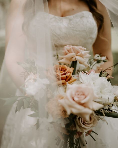 Pure elegance 🤍 Venue: @thenorlandhistoricestate Hair: @hairby.melissap Makeup: @senayahelenmua Florals: @bloomdiggityfloral Dress: @novellebridal #bride #bridalphotoshoot #bridalportrait #alyselakemanphotography #yycweddingphotographer Bride photo | Wedding day | Wedding veil | wedding photographer Bridal Bouquet Photography, Outdoor Bride Photoshoot, Outdoor Bridal Photos, Bride Pictures Ideas Photo Poses, Individual Bride Photos, Bride Alone Photos, Bride Poses Bridal Portraits, Bride Solo Poses, Wedding Bride Photoshoot