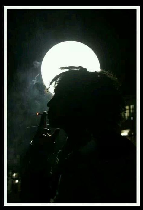 Nesta by Moonlight. 1974. Natural Mystic Bob Marley, Image Bob Marley, Bob Marley Legend, Marley Family, Famous Legends, Bob Marley Pictures, Jah Rastafari, Reggae Bob Marley, Bob Marley Art