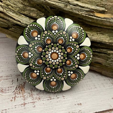 Dot Art Stones, Mandala Stones For Beginners, Popsicle Ornaments, Dot Mugs, Mandela Rock Painting, Mandala Rock Painting, Rock Mandala, Dot Art Mandala, Mandala Ideas