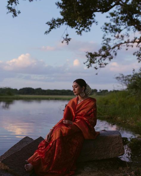 Saree Shoot Outdoor, Onam Photoshoot Ideas Outdoor, Indian Dress Photoshoot, Outdoor Traditional Photoshoot, Outdoor Saree Photoshoot, Indian Outdoor Photoshoot, Saree Editorial Shoot, Saari Poses Photo Shoot, Traditional Saree Photoshoot Poses