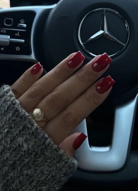 Nails Short Red Dark, Square Red Nails Acrylic, Autumn Nails Ideas Short, Dark Nails Inspiration Square, Short Classy Red Nails, Old Money Nails Short Square, Square Acrylic Nails Aesthetic, Square Short Red Nails, Acrylic Nails Red Square