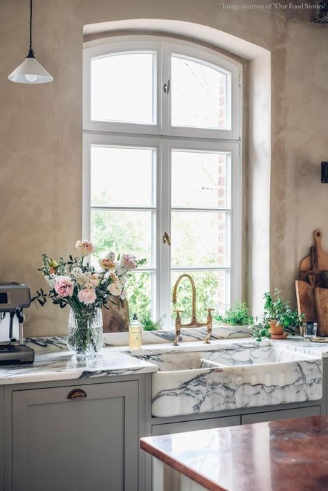 Countryside Kitchen, 80s Interior Design, 2 Guys, 80s Interior, Northern Germany, Arabescato Marble, Devol Kitchens, Big Kitchen, Kitchen Farmhouse