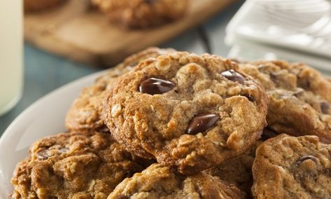 Quinoa Flour Recipes, Low Calorie Cookies, Low Calorie Chocolate, Healthy Low Calorie Meals, Healthy Chocolate Chip, Oatmeal Cookie Recipes, Chewy Chocolate Chip, Chewy Chocolate Chip Cookies, Oatmeal Chocolate Chip Cookies