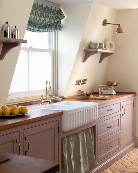 Butlers Sinks - Seen historically in kitchens of large country homes and estates, loved just as much in kitchen design today. Whether used in a pantry, utility room or kitchen we love the classic and traditional feel the butler sink brings to any design. . . . . . . . . . . Butler sink inspiration credited to: @farrowandball @perrinandrowe @_c.moments_ . . . . . . . . . . . #butlersink #butlerspantry #butlerspantrydesign #butlerssink #butlerssinks #pantry #pantrygoals #pantrydesign #pantrymak... Pantry Utility, Sink Inspiration, Historic Kitchen, The Butler, Pantry Makeover, Butler Sink, Dream Cottage, Country Homes, Pantry Design