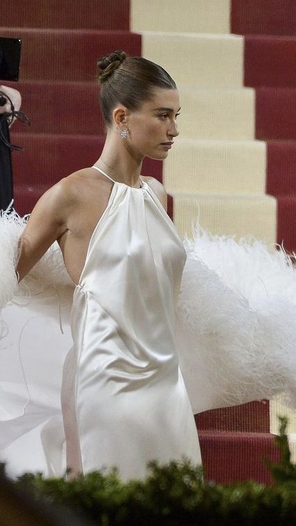 Hailey Beiber Buns, Hailey Bieber Hair Bun, Bun Red Carpet, Sleek High Bun Wedding Hair, Hailey Bieber Low Bun, Hair Styles Low Bun, Hailey Bieber Bun, Red Carpet Hair Updo, Hair Bun Bridal