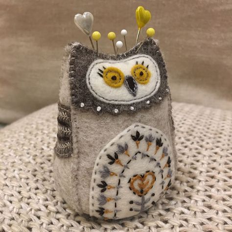 Felt Pincushions, Felt Owls, Wool Felt Projects, Felt Owl, Scissor Fob, Embroidered Felt, Owl Crafts, Wool Embroidery, Felt Embroidery