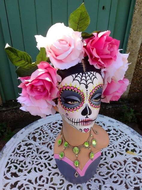 Skull Face Halloween, Sugar Skull Painting, Head Jewellery, Mexican Halloween, Styrofoam Head, Mascaras Halloween, Den Mrtvých, Day Of Dead, Day Of The Dead Art