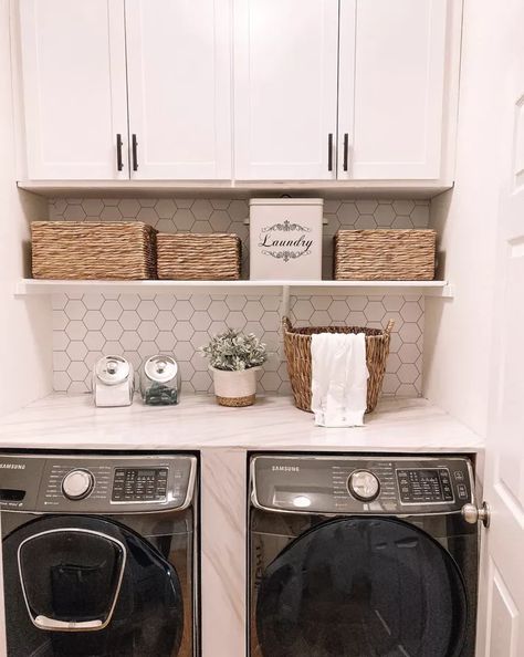 20 Smart Laundry Room Storage Ideas to Try At Home Small Laundry Room Design Ideas, Small Laundry Room Design, Laundry Room Quotes, Utility Room Organization, Laundry Room Design Ideas, Custom Laundry Room, Tiny Laundry Rooms, Laundry Room Ideas, Laundry Room Remodel