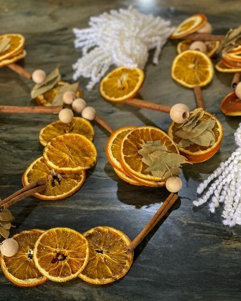 Fruit Garland Diy, Dried Fruit Garland, Fall Garland Diy, Cinnamon Sticks Ornaments, Hosta Leaves, Fruit Garland, Yule Decor, Deco Mesh Garland, Stuffed Meatballs