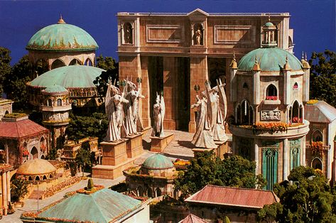 A collection of concept art, miniatures (images 4, 6 and 9), and behind the scenes shots from THE PHANTOM MENACE (1999). Naboo Aesthetic, Queen Of Naboo, Star Wars Planets, Star Wars Background, Star Wars 1977, Phantom Menace, Galactic Republic, Throne Room, The Phantom Menace