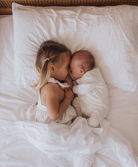 Newborn Family Pictures, Newborn Sibling, Sibling Pictures, Foto Newborn, Hospital Pictures, Sibling Love, Newborn Family Photos, Newborn Baby Photoshoot, Newborn Baby Photos