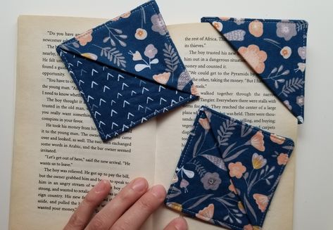 How To Make Quick & Easy Fabric Book Marks - Sewed Book Mark, Handmade Book Marks Ideas, How To Make Book Marks, Sew Bookmarks, Fabric Book Marks, Book Mark Ideas, Door Arbor, Syprosjekter For Nybegynnere, Quilters Candy