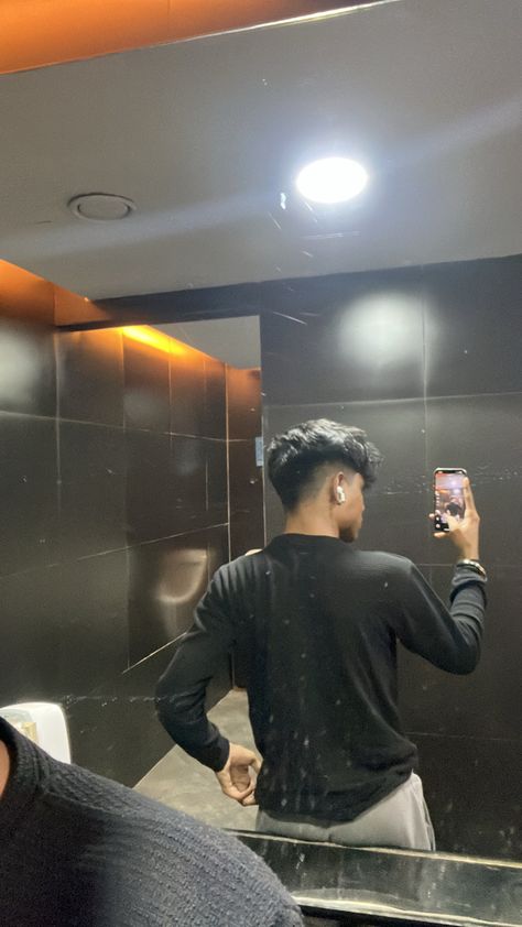 Mirror Selfie Aesthetic No Face Guy, Boy Mirror Picture, Gym Mirror Selfie Men, Mirror Selfie Aesthetic Boy, Body Aesthetics Male, Brandon Salim, Couple Snap, Boy Snaps Pic, Men Pose