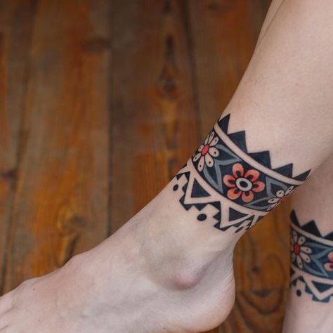 Traditional Ankle Cuff Tattoo, Bracelet Tattoo Color, Cuff Tattoo For Women, Ornamental Bracelet Tattoo, Flower Cuff Tattoo, Traditional Tattoo Band, Traditional Mexican Tattoo, Traditional Tattoo Wrist, Ankle Cuff Tattoo